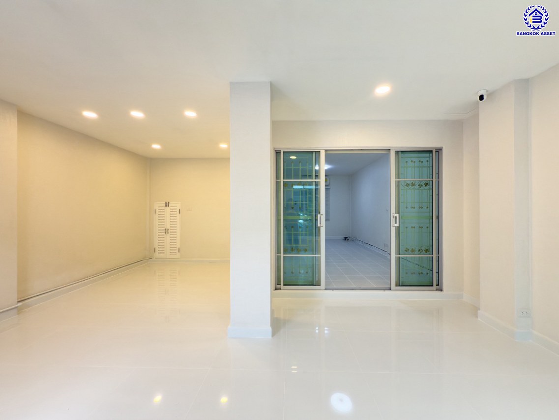 ทาวน์เฮ้าส์มือสองนนทบุรี โครงการ เดอะวิลล่า ท่าอิฐ เนื้อที่ 18 ตร.ว. พื้นที่ใช้สอย 110 ตร.ม. ฟังก์ชัน 3 ห้องนอน 2 ห้องน้ำ 1 ที่จอดรถ พร้อมแถมฟรี! เครื่องปรับอากาศ และ เครื่องทำน้ำอุ่น บนทำเลเดินทางสะดวก เชื่อมต่อถนนชัยพฤกษ์ ถนนรัตนาธิเบศร์ ถนนติวานนท์-ปทุมธานี ใกล้รถไฟฟ้าสายสีม่วง "สถานีบางรักน้อยท่าอิฐ" และจุดขึ้นทางด่วน "ศรีรัช"