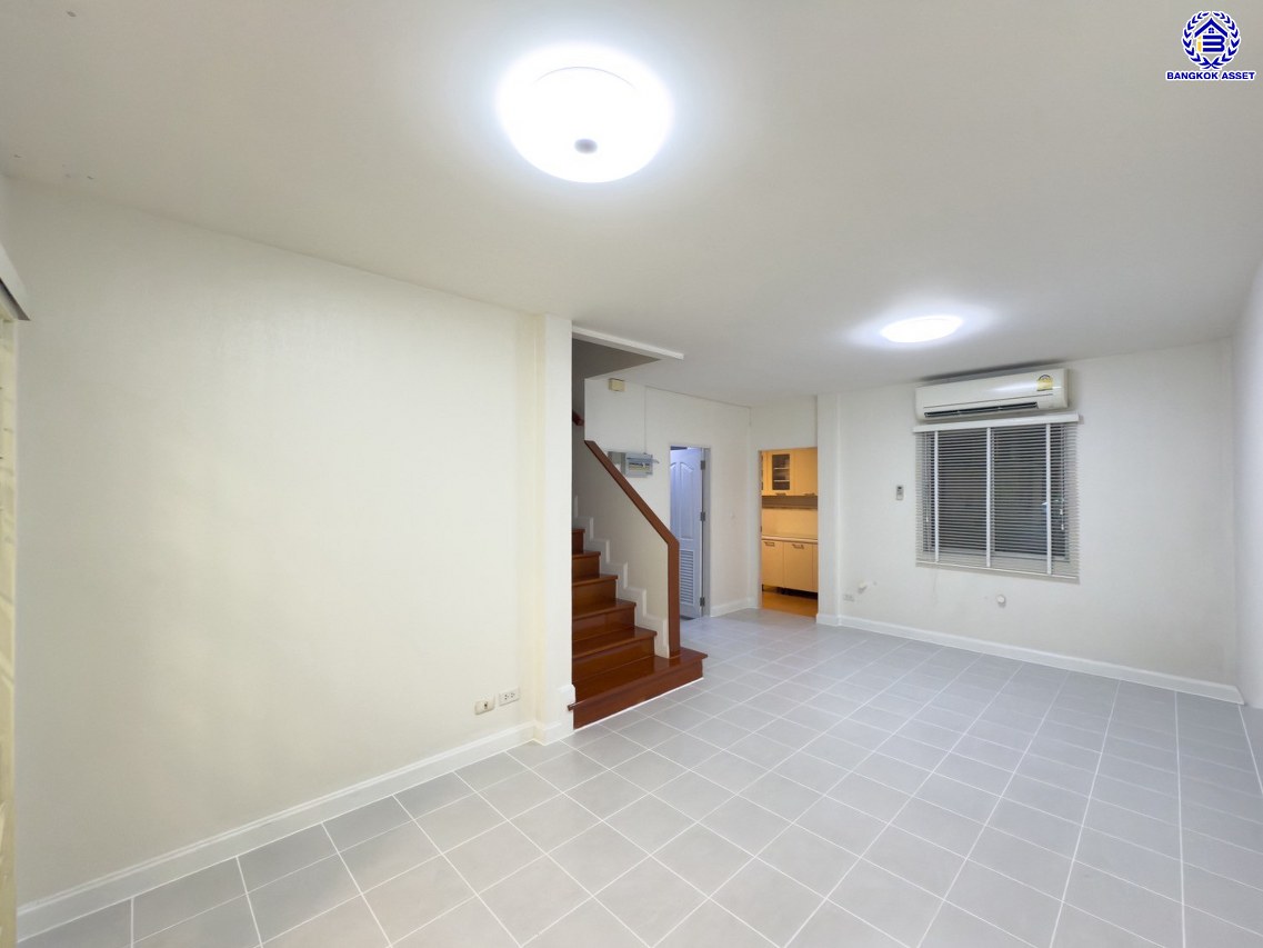 ทาวน์เฮ้าส์มือสองนนทบุรี โครงการ เดอะวิลล่า ท่าอิฐ เนื้อที่ 18 ตร.ว. พื้นที่ใช้สอย 110 ตร.ม. ฟังก์ชัน 3 ห้องนอน 2 ห้องน้ำ 1 ที่จอดรถ พร้อมแถมฟรี! เครื่องปรับอากาศ และ เครื่องทำน้ำอุ่น บนทำเลเดินทางสะดวก เชื่อมต่อถนนชัยพฤกษ์ ถนนรัตนาธิเบศร์ ถนนติวานนท์-ปทุมธานี ใกล้รถไฟฟ้าสายสีม่วง "สถานีบางรักน้อยท่าอิฐ" และจุดขึ้นทางด่วน "ศรีรัช"