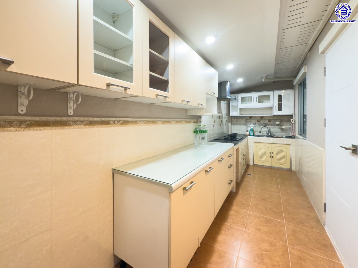 ทาวน์เฮ้าส์มือสองนนทบุรี โครงการ เดอะวิลล่า ท่าอิฐ เนื้อที่ 18 ตร.ว. พื้นที่ใช้สอย 110 ตร.ม. ฟังก์ชัน 3 ห้องนอน 2 ห้องน้ำ 1 ที่จอดรถ พร้อมแถมฟรี! เครื่องปรับอากาศ และ เครื่องทำน้ำอุ่น บนทำเลเดินทางสะดวก เชื่อมต่อถนนชัยพฤกษ์ ถนนรัตนาธิเบศร์ ถนนติวานนท์-ปทุมธานี ใกล้รถไฟฟ้าสายสีม่วง "สถานีบางรักน้อยท่าอิฐ" และจุดขึ้นทางด่วน "ศรีรัช"