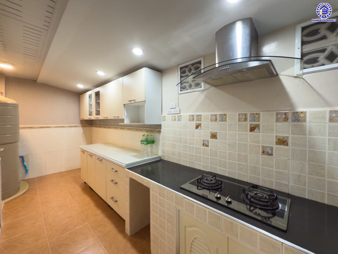 ทาวน์เฮ้าส์มือสองนนทบุรี โครงการ เดอะวิลล่า ท่าอิฐ เนื้อที่ 18 ตร.ว. พื้นที่ใช้สอย 110 ตร.ม. ฟังก์ชัน 3 ห้องนอน 2 ห้องน้ำ 1 ที่จอดรถ พร้อมแถมฟรี! เครื่องปรับอากาศ และ เครื่องทำน้ำอุ่น บนทำเลเดินทางสะดวก เชื่อมต่อถนนชัยพฤกษ์ ถนนรัตนาธิเบศร์ ถนนติวานนท์-ปทุมธานี ใกล้รถไฟฟ้าสายสีม่วง "สถานีบางรักน้อยท่าอิฐ" และจุดขึ้นทางด่วน "ศรีรัช"