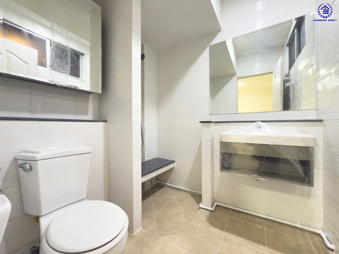 ทาวน์เฮ้าส์มือสองนนทบุรี โครงการ เดอะวิลล่า ท่าอิฐ เนื้อที่ 18 ตร.ว. พื้นที่ใช้สอย 110 ตร.ม. ฟังก์ชัน 3 ห้องนอน 2 ห้องน้ำ 1 ที่จอดรถ พร้อมแถมฟรี! เครื่องปรับอากาศ และ เครื่องทำน้ำอุ่น บนทำเลเดินทางสะดวก เชื่อมต่อถนนชัยพฤกษ์ ถนนรัตนาธิเบศร์ ถนนติวานนท์-ปทุมธานี ใกล้รถไฟฟ้าสายสีม่วง "สถานีบางรักน้อยท่าอิฐ" และจุดขึ้นทางด่วน "ศรีรัช"