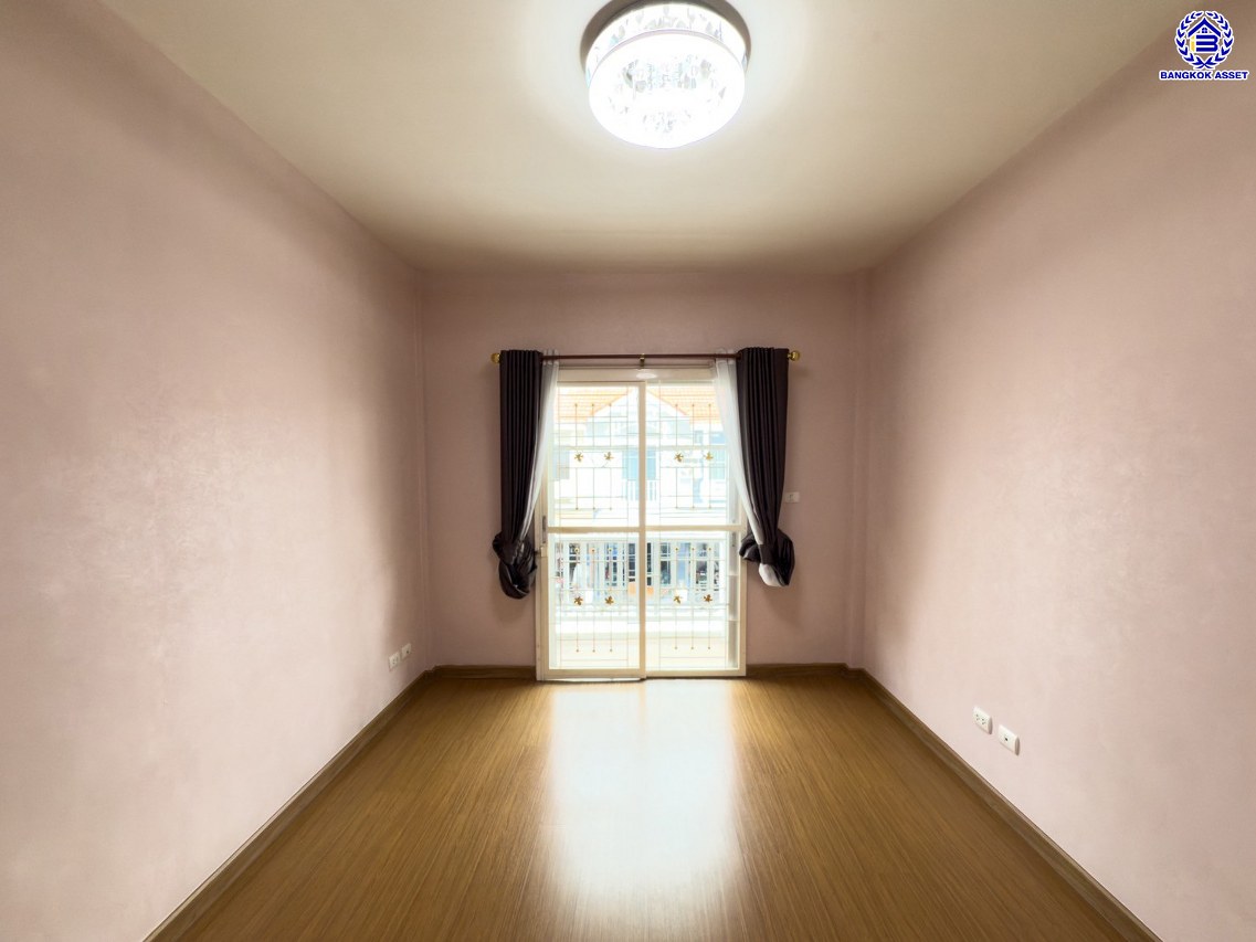 ทาวน์เฮ้าส์มือสองนนทบุรี โครงการ เดอะวิลล่า ท่าอิฐ เนื้อที่ 18 ตร.ว. พื้นที่ใช้สอย 110 ตร.ม. ฟังก์ชัน 3 ห้องนอน 2 ห้องน้ำ 1 ที่จอดรถ พร้อมแถมฟรี! เครื่องปรับอากาศ และ เครื่องทำน้ำอุ่น บนทำเลเดินทางสะดวก เชื่อมต่อถนนชัยพฤกษ์ ถนนรัตนาธิเบศร์ ถนนติวานนท์-ปทุมธานี ใกล้รถไฟฟ้าสายสีม่วง "สถานีบางรักน้อยท่าอิฐ" และจุดขึ้นทางด่วน "ศรีรัช"