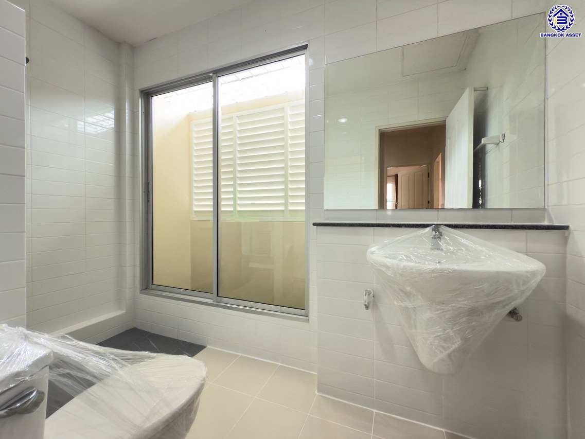 ทาวน์เฮ้าส์มือสองนนทบุรี โครงการ เดอะวิลล่า ท่าอิฐ เนื้อที่ 18 ตร.ว. พื้นที่ใช้สอย 110 ตร.ม. ฟังก์ชัน 3 ห้องนอน 2 ห้องน้ำ 1 ที่จอดรถ พร้อมแถมฟรี! เครื่องปรับอากาศ และ เครื่องทำน้ำอุ่น บนทำเลเดินทางสะดวก เชื่อมต่อถนนชัยพฤกษ์ ถนนรัตนาธิเบศร์ ถนนติวานนท์-ปทุมธานี ใกล้รถไฟฟ้าสายสีม่วง "สถานีบางรักน้อยท่าอิฐ" และจุดขึ้นทางด่วน "ศรีรัช"