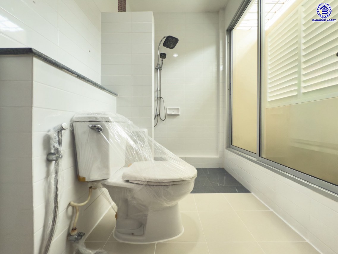 ทาวน์เฮ้าส์มือสองนนทบุรี โครงการ เดอะวิลล่า ท่าอิฐ เนื้อที่ 18 ตร.ว. พื้นที่ใช้สอย 110 ตร.ม. ฟังก์ชัน 3 ห้องนอน 2 ห้องน้ำ 1 ที่จอดรถ พร้อมแถมฟรี! เครื่องปรับอากาศ และ เครื่องทำน้ำอุ่น บนทำเลเดินทางสะดวก เชื่อมต่อถนนชัยพฤกษ์ ถนนรัตนาธิเบศร์ ถนนติวานนท์-ปทุมธานี ใกล้รถไฟฟ้าสายสีม่วง "สถานีบางรักน้อยท่าอิฐ" และจุดขึ้นทางด่วน "ศรีรัช"