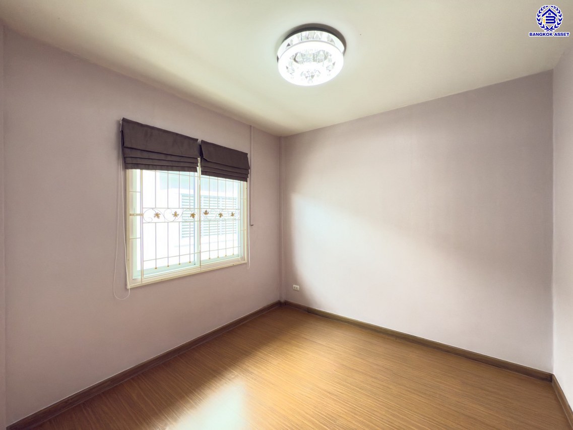 ทาวน์เฮ้าส์มือสองนนทบุรี โครงการ เดอะวิลล่า ท่าอิฐ เนื้อที่ 18 ตร.ว. พื้นที่ใช้สอย 110 ตร.ม. ฟังก์ชัน 3 ห้องนอน 2 ห้องน้ำ 1 ที่จอดรถ พร้อมแถมฟรี! เครื่องปรับอากาศ และ เครื่องทำน้ำอุ่น บนทำเลเดินทางสะดวก เชื่อมต่อถนนชัยพฤกษ์ ถนนรัตนาธิเบศร์ ถนนติวานนท์-ปทุมธานี ใกล้รถไฟฟ้าสายสีม่วง "สถานีบางรักน้อยท่าอิฐ" และจุดขึ้นทางด่วน "ศรีรัช"