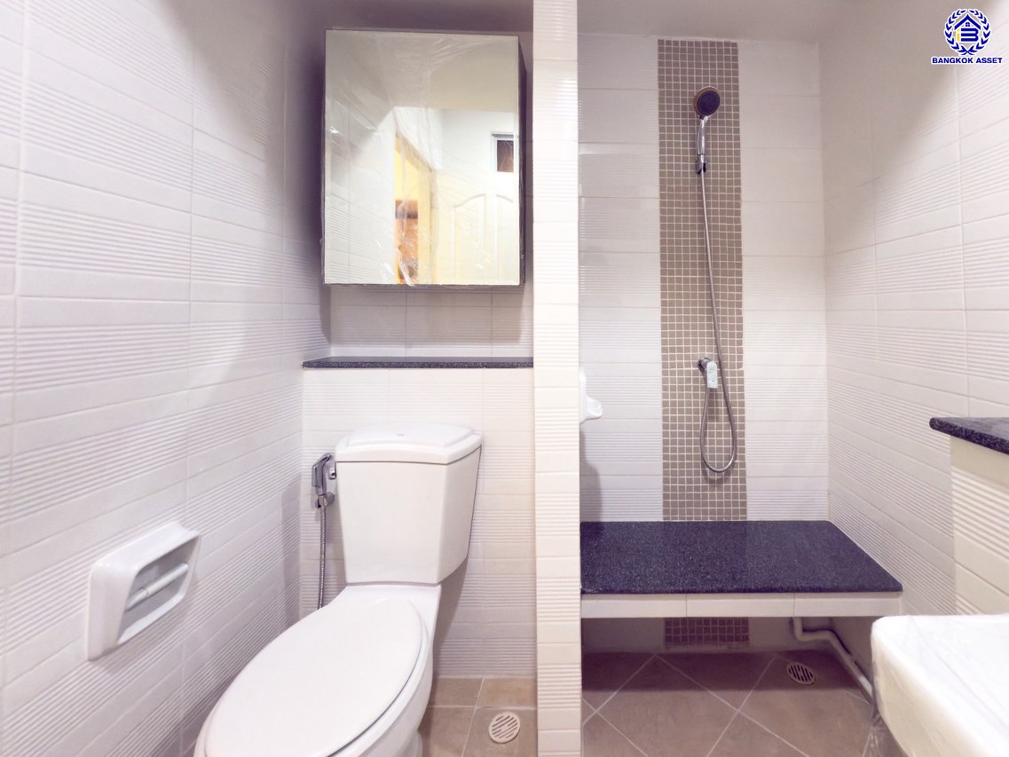 ทาวน์เฮ้าส์มือสองนนทบุรี โครงการ เดอะวิลล่า ท่าอิฐ เนื้อที่ 18 ตร.ว. พื้นที่ใช้สอย 110 ตร.ม. ฟังก์ชัน 3 ห้องนอน 2 ห้องน้ำ 1 ที่จอดรถ พร้อมแถมฟรี! เครื่องปรับอากาศ และ เครื่องทำน้ำอุ่น บนทำเลเดินทางสะดวก เชื่อมต่อถนนชัยพฤกษ์ ถนนรัตนาธิเบศร์ ถนนติวานนท์-ปทุมธานี ใกล้รถไฟฟ้าสายสีม่วง "สถานีบางรักน้อยท่าอิฐ" และจุดขึ้นทางด่วน "ศรีรัช"