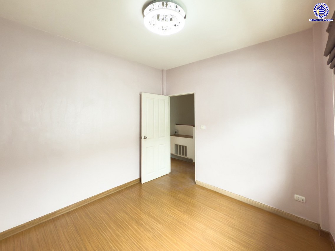 ทาวน์เฮ้าส์มือสองนนทบุรี โครงการ เดอะวิลล่า ท่าอิฐ เนื้อที่ 18 ตร.ว. พื้นที่ใช้สอย 110 ตร.ม. ฟังก์ชัน 3 ห้องนอน 2 ห้องน้ำ 1 ที่จอดรถ พร้อมแถมฟรี! เครื่องปรับอากาศ และ เครื่องทำน้ำอุ่น บนทำเลเดินทางสะดวก เชื่อมต่อถนนชัยพฤกษ์ ถนนรัตนาธิเบศร์ ถนนติวานนท์-ปทุมธานี ใกล้รถไฟฟ้าสายสีม่วง "สถานีบางรักน้อยท่าอิฐ" และจุดขึ้นทางด่วน "ศรีรัช"