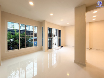 ทาวน์เฮ้าส์มือสองนนทบุรี โครงการ เดอะวิลล่า ท่าอิฐ เนื้อที่ 18 ตร.ว. พื้นที่ใช้สอย 110 ตร.ม. ฟังก์ชัน 3 ห้องนอน 2 ห้องน้ำ 1 ที่จอดรถ พร้อมแถมฟรี! เครื่องปรับอากาศ และ เครื่องทำน้ำอุ่น บนทำเลเดินทางสะดวก เชื่อมต่อถนนชัยพฤกษ์ ถนนรัตนาธิเบศร์ ถนนติวานนท์-ปทุมธานี ใกล้รถไฟฟ้าสายสีม่วง "สถานีบางรักน้อยท่าอิฐ" และจุดขึ้นทางด่วน "ศรีรัช"