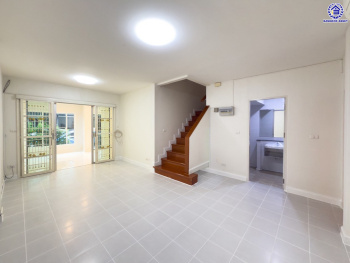 ทาวน์เฮ้าส์มือสองนนทบุรี โครงการ เดอะวิลล่า ท่าอิฐ เนื้อที่ 18 ตร.ว. พื้นที่ใช้สอย 110 ตร.ม. ฟังก์ชัน 3 ห้องนอน 2 ห้องน้ำ 1 ที่จอดรถ พร้อมแถมฟรี! เครื่องปรับอากาศ และ เครื่องทำน้ำอุ่น บนทำเลเดินทางสะดวก เชื่อมต่อถนนชัยพฤกษ์ ถนนรัตนาธิเบศร์ ถนนติวานนท์-ปทุมธานี ใกล้รถไฟฟ้าสายสีม่วง "สถานีบางรักน้อยท่าอิฐ" และจุดขึ้นทางด่วน "ศรีรัช"