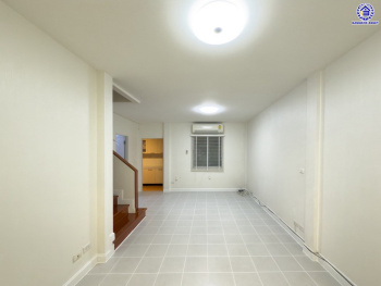 ทาวน์เฮ้าส์มือสองนนทบุรี โครงการ เดอะวิลล่า ท่าอิฐ เนื้อที่ 18 ตร.ว. พื้นที่ใช้สอย 110 ตร.ม. ฟังก์ชัน 3 ห้องนอน 2 ห้องน้ำ 1 ที่จอดรถ พร้อมแถมฟรี! เครื่องปรับอากาศ และ เครื่องทำน้ำอุ่น บนทำเลเดินทางสะดวก เชื่อมต่อถนนชัยพฤกษ์ ถนนรัตนาธิเบศร์ ถนนติวานนท์-ปทุมธานี ใกล้รถไฟฟ้าสายสีม่วง "สถานีบางรักน้อยท่าอิฐ" และจุดขึ้นทางด่วน "ศรีรัช"