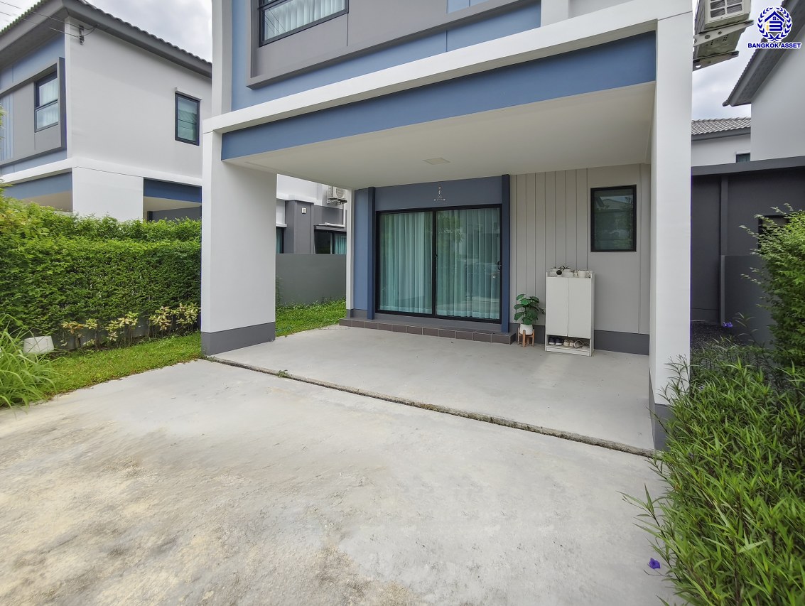 บ้านแฝดมือสองย่านนนทบุรี โครงการ คณาสิริ ศาลายา-ปิ่นเกล้า เนื้อที่ 35 ตร.ว. พื้นที่ใช้สอย 130 ตร.ม. ฟังก์ชัน 3 ห้องนอน 3 ห้องน้ำ 2 ที่จอดรถ แถมฟรี เครื่องปรับอากาศ โครงการบนทำเลดี เชื่อมต่อถนนสำเร็จพัฒนา ถนนกาญจนาภิเษก ซอยกันตนา และใกล้จุดขึ้นทางด่วน "ศรีรัช"