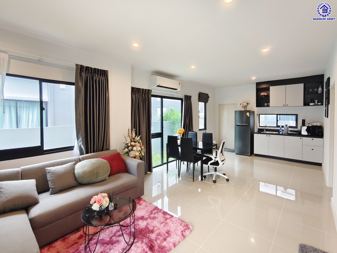 บ้านแฝดมือสองย่านนนทบุรี โครงการ คณาสิริ ศาลายา-ปิ่นเกล้า เนื้อที่ 35 ตร.ว. พื้นที่ใช้สอย 130 ตร.ม. ฟังก์ชัน 3 ห้องนอน 3 ห้องน้ำ 2 ที่จอดรถ แถมฟรี เครื่องปรับอากาศ โครงการบนทำเลดี เชื่อมต่อถนนสำเร็จพัฒนา ถนนกาญจนาภิเษก ซอยกันตนา และใกล้จุดขึ้นทางด่วน "ศรีรัช"