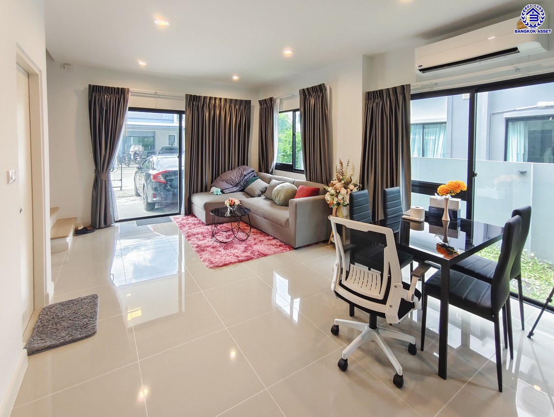 บ้านแฝดมือสองย่านนนทบุรี โครงการ คณาสิริ ศาลายา-ปิ่นเกล้า เนื้อที่ 35 ตร.ว. พื้นที่ใช้สอย 130 ตร.ม. ฟังก์ชัน 3 ห้องนอน 3 ห้องน้ำ 2 ที่จอดรถ แถมฟรี เครื่องปรับอากาศ โครงการบนทำเลดี เชื่อมต่อถนนสำเร็จพัฒนา ถนนกาญจนาภิเษก ซอยกันตนา และใกล้จุดขึ้นทางด่วน "ศรีรัช"