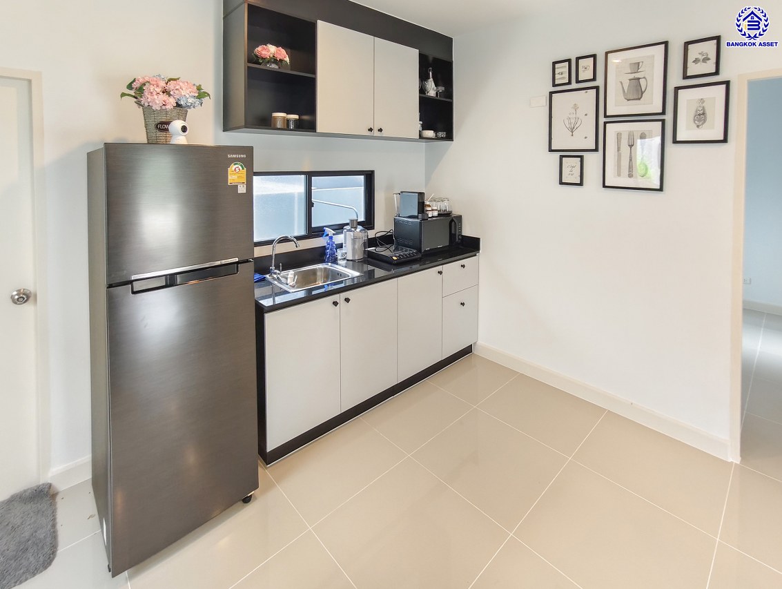 บ้านแฝดมือสองย่านนนทบุรี โครงการ คณาสิริ ศาลายา-ปิ่นเกล้า เนื้อที่ 35 ตร.ว. พื้นที่ใช้สอย 130 ตร.ม. ฟังก์ชัน 3 ห้องนอน 3 ห้องน้ำ 2 ที่จอดรถ แถมฟรี เครื่องปรับอากาศ โครงการบนทำเลดี เชื่อมต่อถนนสำเร็จพัฒนา ถนนกาญจนาภิเษก ซอยกันตนา และใกล้จุดขึ้นทางด่วน "ศรีรัช"