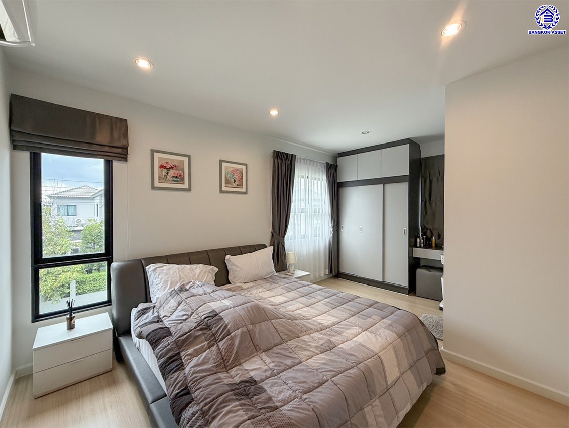 บ้านแฝดมือสองย่านนนทบุรี โครงการ คณาสิริ ศาลายา-ปิ่นเกล้า เนื้อที่ 35 ตร.ว. พื้นที่ใช้สอย 130 ตร.ม. ฟังก์ชัน 3 ห้องนอน 3 ห้องน้ำ 2 ที่จอดรถ แถมฟรี เครื่องปรับอากาศ โครงการบนทำเลดี เชื่อมต่อถนนสำเร็จพัฒนา ถนนกาญจนาภิเษก ซอยกันตนา และใกล้จุดขึ้นทางด่วน "ศรีรัช"