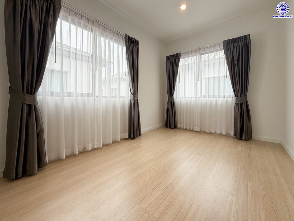 บ้านแฝดมือสองย่านนนทบุรี โครงการ คณาสิริ ศาลายา-ปิ่นเกล้า เนื้อที่ 35 ตร.ว. พื้นที่ใช้สอย 130 ตร.ม. ฟังก์ชัน 3 ห้องนอน 3 ห้องน้ำ 2 ที่จอดรถ แถมฟรี เครื่องปรับอากาศ โครงการบนทำเลดี เชื่อมต่อถนนสำเร็จพัฒนา ถนนกาญจนาภิเษก ซอยกันตนา และใกล้จุดขึ้นทางด่วน "ศรีรัช"