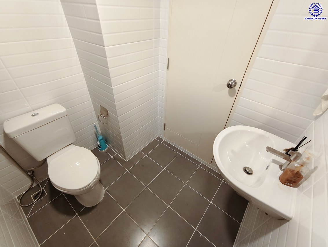 บ้านแฝดมือสองย่านนนทบุรี โครงการ คณาสิริ ศาลายา-ปิ่นเกล้า เนื้อที่ 35 ตร.ว. พื้นที่ใช้สอย 130 ตร.ม. ฟังก์ชัน 3 ห้องนอน 3 ห้องน้ำ 2 ที่จอดรถ แถมฟรี เครื่องปรับอากาศ โครงการบนทำเลดี เชื่อมต่อถนนสำเร็จพัฒนา ถนนกาญจนาภิเษก ซอยกันตนา และใกล้จุดขึ้นทางด่วน "ศรีรัช"