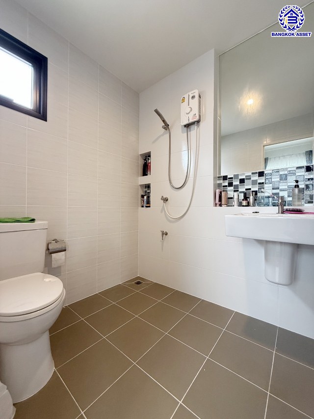 บ้านแฝดมือสองย่านนนทบุรี โครงการ คณาสิริ ศาลายา-ปิ่นเกล้า เนื้อที่ 35 ตร.ว. พื้นที่ใช้สอย 130 ตร.ม. ฟังก์ชัน 3 ห้องนอน 3 ห้องน้ำ 2 ที่จอดรถ แถมฟรี เครื่องปรับอากาศ โครงการบนทำเลดี เชื่อมต่อถนนสำเร็จพัฒนา ถนนกาญจนาภิเษก ซอยกันตนา และใกล้จุดขึ้นทางด่วน "ศรีรัช"