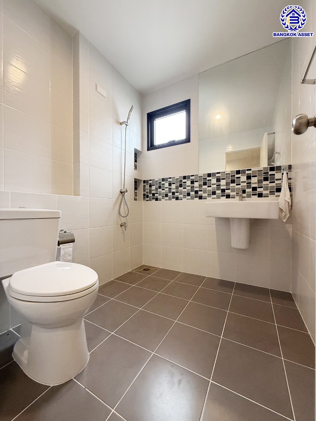 บ้านแฝดมือสองย่านนนทบุรี โครงการ คณาสิริ ศาลายา-ปิ่นเกล้า เนื้อที่ 35 ตร.ว. พื้นที่ใช้สอย 130 ตร.ม. ฟังก์ชัน 3 ห้องนอน 3 ห้องน้ำ 2 ที่จอดรถ แถมฟรี เครื่องปรับอากาศ โครงการบนทำเลดี เชื่อมต่อถนนสำเร็จพัฒนา ถนนกาญจนาภิเษก ซอยกันตนา และใกล้จุดขึ้นทางด่วน "ศรีรัช"