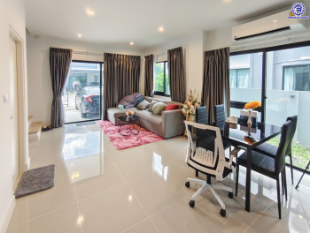 บ้านแฝดมือสองย่านนนทบุรี โครงการ คณาสิริ ศาลายา-ปิ่นเกล้า เนื้อที่ 35 ตร.ว. พื้นที่ใช้สอย 130 ตร.ม. ฟังก์ชัน 3 ห้องนอน 3 ห้องน้ำ 2 ที่จอดรถ แถมฟรี เครื่องปรับอากาศ โครงการบนทำเลดี เชื่อมต่อถนนสำเร็จพัฒนา ถนนกาญจนาภิเษก ซอยกันตนา และใกล้จุดขึ้นทางด่วน "ศรีรัช"