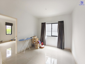 บ้านแฝดมือสองย่านนนทบุรี โครงการ คณาสิริ ศาลายา-ปิ่นเกล้า เนื้อที่ 35 ตร.ว. พื้นที่ใช้สอย 130 ตร.ม. ฟังก์ชัน 3 ห้องนอน 3 ห้องน้ำ 2 ที่จอดรถ แถมฟรี เครื่องปรับอากาศ โครงการบนทำเลดี เชื่อมต่อถนนสำเร็จพัฒนา ถนนกาญจนาภิเษก ซอยกันตนา และใกล้จุดขึ้นทางด่วน "ศรีรัช"