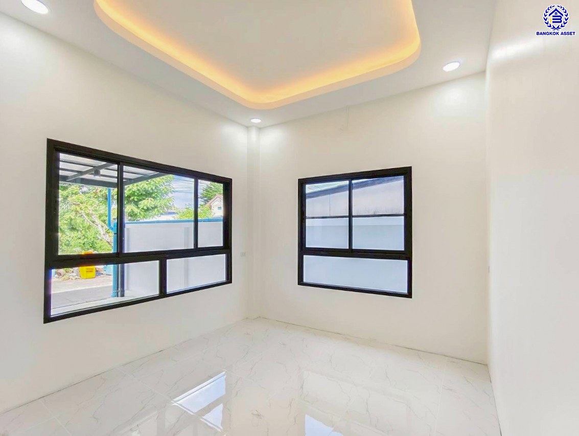 บ้านแฝดมือสองนนทบุรี โครงการ มิตรประชา ติวานนท์ เนื้อที่ 40 ตร.ว. พื้นที่ใช้สอย 100 ตร.ม. ฟังก์ชัน 3 ห้องนอน 2 ห้องน้ำ 2 ที่จอดรถ ตกแต่งใหม่พร้อมเข้าอยู่ บนทำเลดี เชื่อมต่อถนนติวานนท์ ถนนศรีสมาน ถนนเลี่ยงเมือง-ปากเกร็ด ถนนสรงประภา และจุดขึ้นทางด่วน "ศรีรัช" จองเลย!