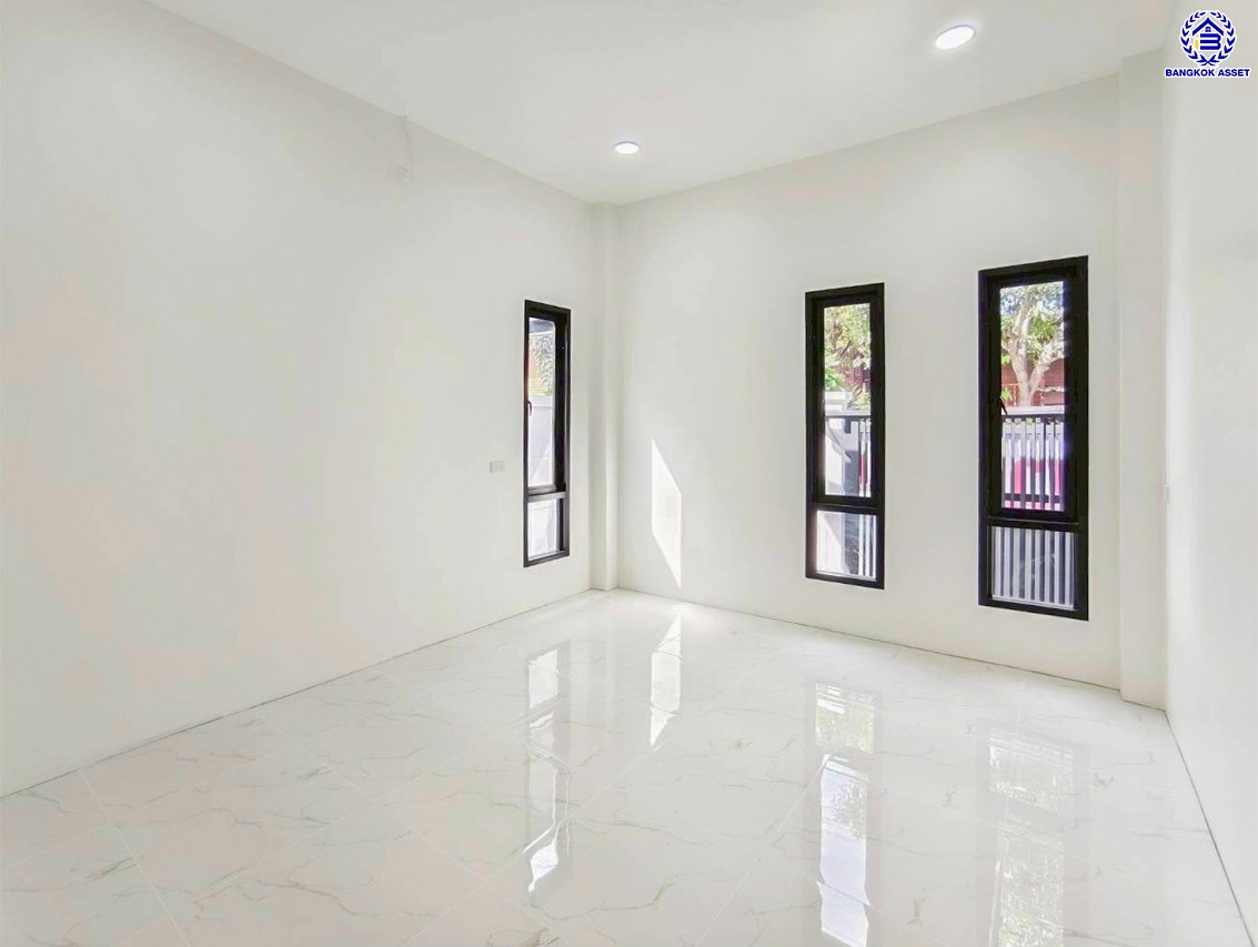 บ้านแฝดมือสองนนทบุรี โครงการ มิตรประชา ติวานนท์ เนื้อที่ 40 ตร.ว. พื้นที่ใช้สอย 100 ตร.ม. ฟังก์ชัน 3 ห้องนอน 2 ห้องน้ำ 2 ที่จอดรถ ตกแต่งใหม่พร้อมเข้าอยู่ บนทำเลดี เชื่อมต่อถนนติวานนท์ ถนนศรีสมาน ถนนเลี่ยงเมือง-ปากเกร็ด ถนนสรงประภา และจุดขึ้นทางด่วน "ศรีรัช" จองเลย!