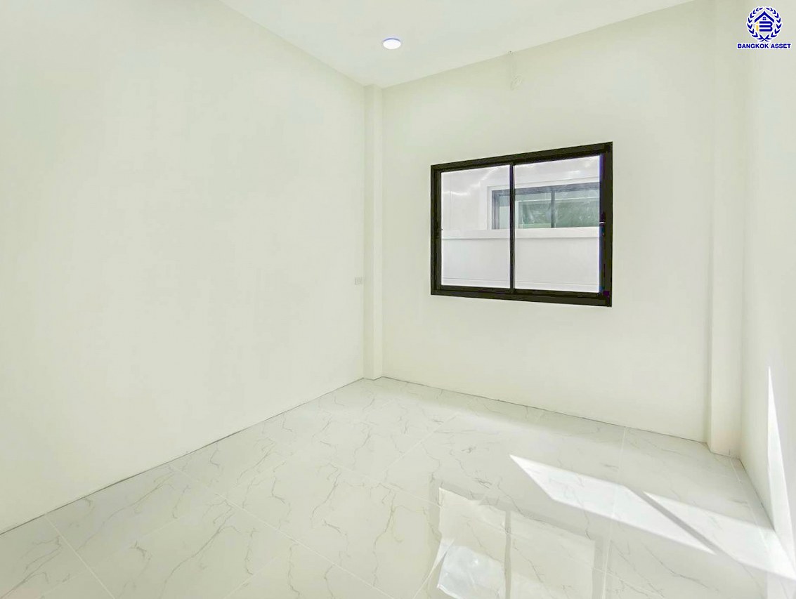 บ้านแฝดมือสองนนทบุรี โครงการ มิตรประชา ติวานนท์ เนื้อที่ 40 ตร.ว. พื้นที่ใช้สอย 100 ตร.ม. ฟังก์ชัน 3 ห้องนอน 2 ห้องน้ำ 2 ที่จอดรถ ตกแต่งใหม่พร้อมเข้าอยู่ บนทำเลดี เชื่อมต่อถนนติวานนท์ ถนนศรีสมาน ถนนเลี่ยงเมือง-ปากเกร็ด ถนนสรงประภา และจุดขึ้นทางด่วน "ศรีรัช" จองเลย!