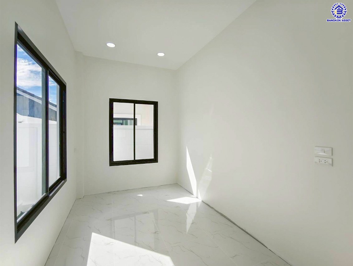 บ้านแฝดมือสองนนทบุรี โครงการ มิตรประชา ติวานนท์ เนื้อที่ 40 ตร.ว. พื้นที่ใช้สอย 100 ตร.ม. ฟังก์ชัน 3 ห้องนอน 2 ห้องน้ำ 2 ที่จอดรถ ตกแต่งใหม่พร้อมเข้าอยู่ บนทำเลดี เชื่อมต่อถนนติวานนท์ ถนนศรีสมาน ถนนเลี่ยงเมือง-ปากเกร็ด ถนนสรงประภา และจุดขึ้นทางด่วน "ศรีรัช" จองเลย!