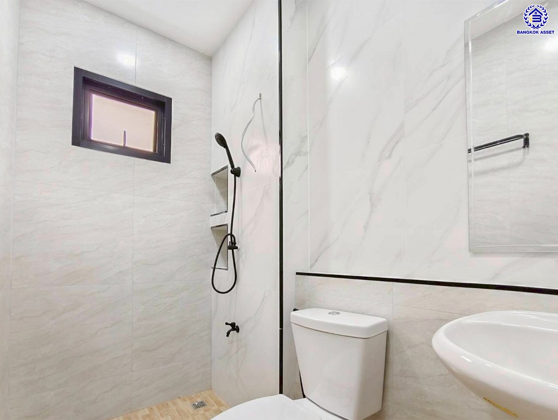 บ้านแฝดมือสองนนทบุรี โครงการ มิตรประชา ติวานนท์ เนื้อที่ 40 ตร.ว. พื้นที่ใช้สอย 100 ตร.ม. ฟังก์ชัน 3 ห้องนอน 2 ห้องน้ำ 2 ที่จอดรถ ตกแต่งใหม่พร้อมเข้าอยู่ บนทำเลดี เชื่อมต่อถนนติวานนท์ ถนนศรีสมาน ถนนเลี่ยงเมือง-ปากเกร็ด ถนนสรงประภา และจุดขึ้นทางด่วน "ศรีรัช" จองเลย!