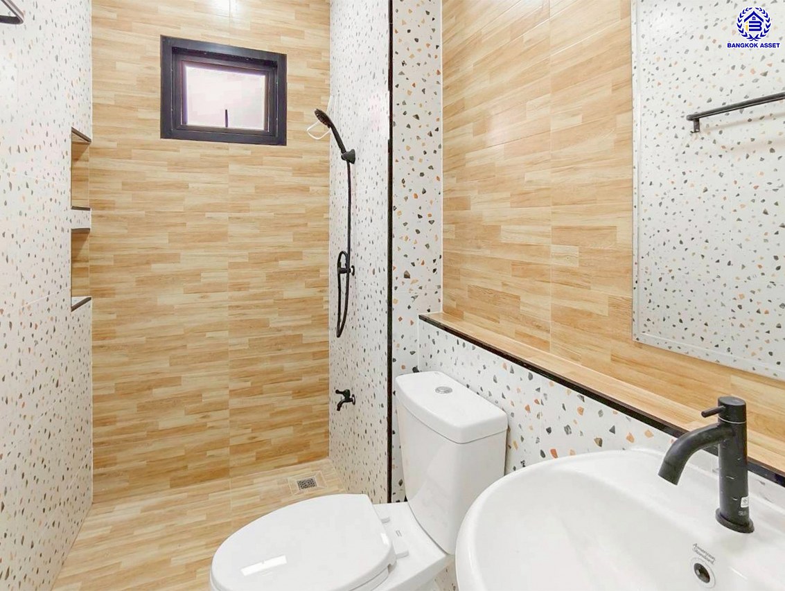 บ้านแฝดมือสองนนทบุรี โครงการ มิตรประชา ติวานนท์ เนื้อที่ 40 ตร.ว. พื้นที่ใช้สอย 100 ตร.ม. ฟังก์ชัน 3 ห้องนอน 2 ห้องน้ำ 2 ที่จอดรถ ตกแต่งใหม่พร้อมเข้าอยู่ บนทำเลดี เชื่อมต่อถนนติวานนท์ ถนนศรีสมาน ถนนเลี่ยงเมือง-ปากเกร็ด ถนนสรงประภา และจุดขึ้นทางด่วน "ศรีรัช" จองเลย!