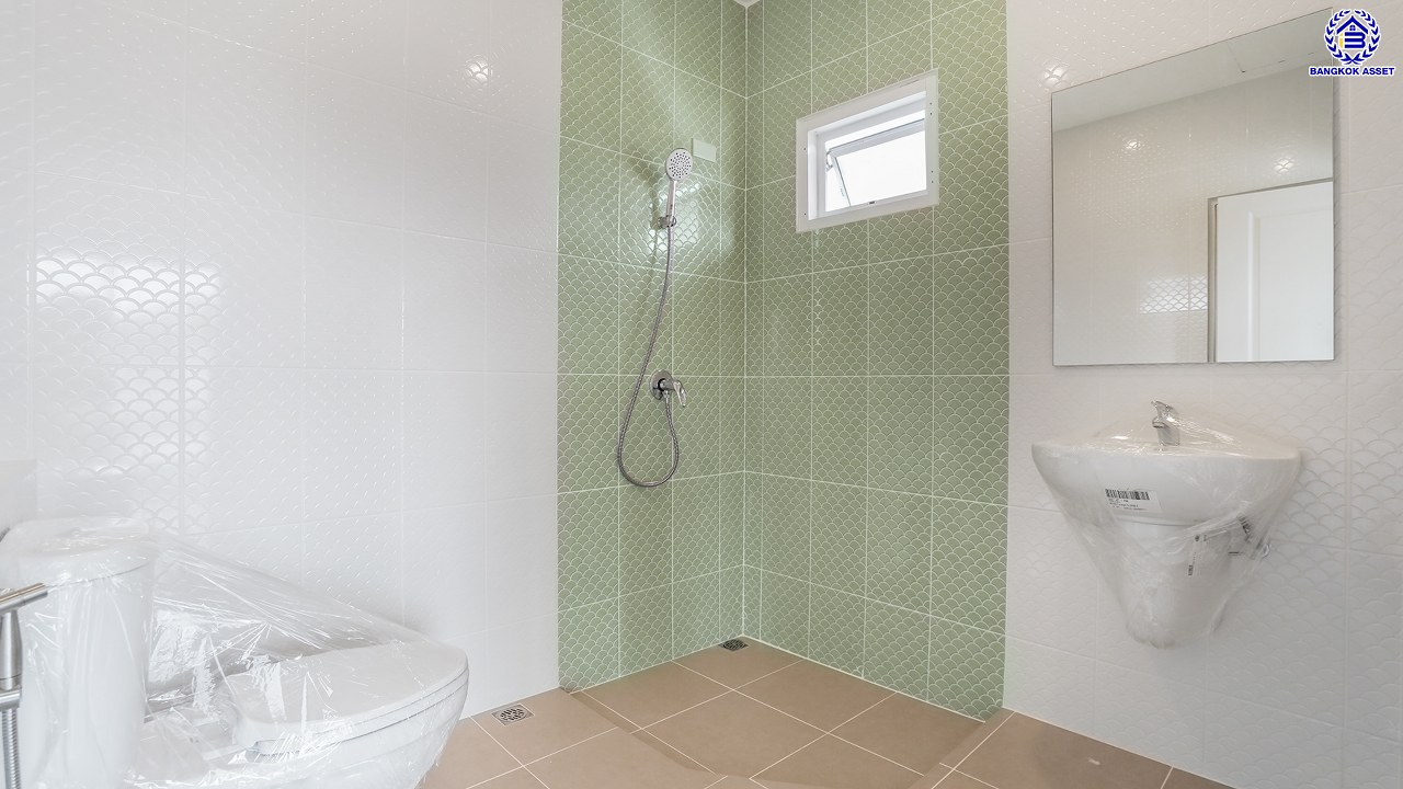 บ้านมือสองตกแต่งใหม่ โครงการ ประดับดาว5-6 ท่าอิฐ บ้านเดี่ยวหลังมุม ตกแต่งครบครัน พร้อมเข้าอยู่ บนเนื้อที่ 60.6 ตร.ว. พื้นที่ใช้สอย 141.81 ตร.ม. พร้อมฟังก์ชัน 4 ห้องนอน 2 ห้องน้ำ จอดรถได้ 2 คัน พื้นที่ใช้สอยกว้างขวาง บนทำเลที่ดีที่สุด เชื่อมต่อได้หลายเส้นทาง ใกล้รถไฟฟ้าสายสีม่วง "สถานีบางรักน้อยท่าอิฐ"