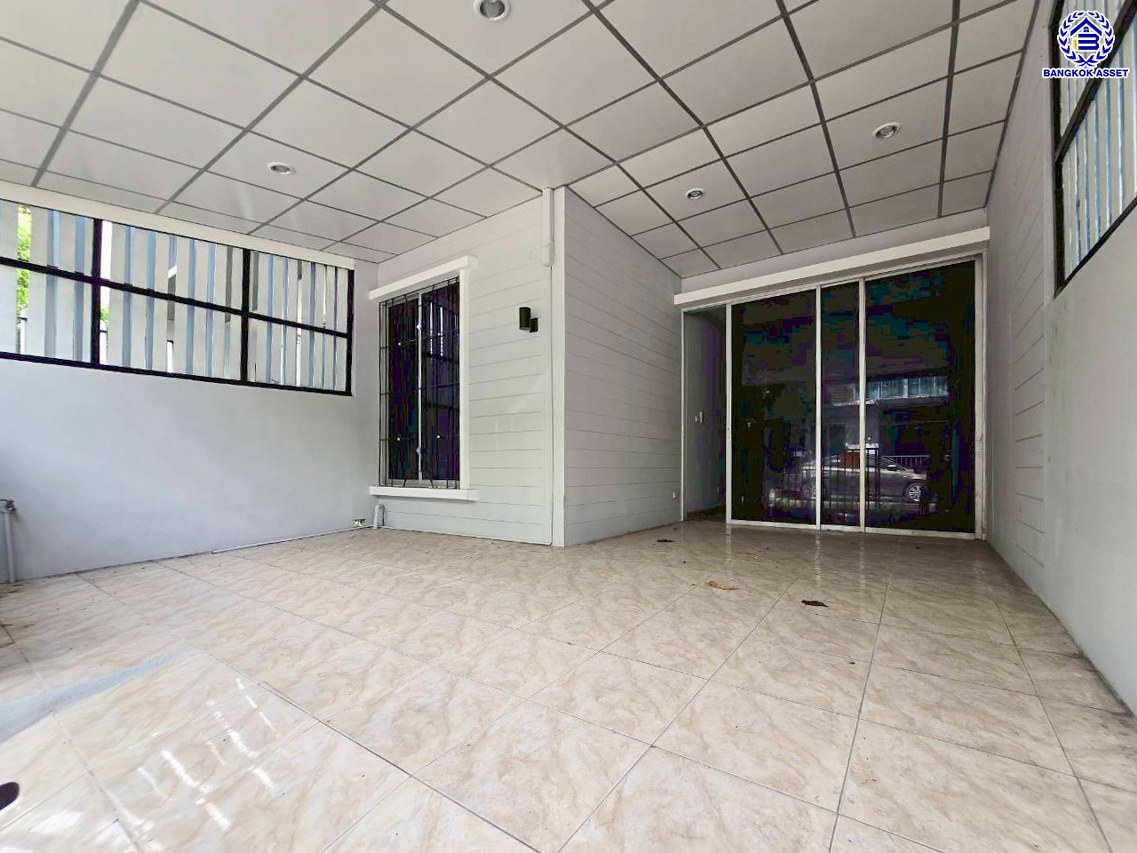 ทาวน์เฮ้าส์มือสองนนทบุรี โครงการ แกรนดิตี้ บางบัวทอง เนื้อที่ 18.10 ตร.ว. พื้นที่ใช้สอย 120 ตร.ม. ฟังก์ชัน 3 ห้องนอน 2 ห้องน้ำ 1 ที่จอดรถ พร้อมเข้าอยู่ได้ทันที เชื่อมต่อถนนกาญจนาภิเษก, ถนนบางกรวย-ไทรน้อย, ถนนราชพฤกษ์ ใกล้รถไฟฟ้าสายสีม่วง "สถานีคลองบางไผ่" ใกล้จุดขึ้นทางด่วน "ศรีรัช" และ ใกล้เซ็นทรัลเวสเกต