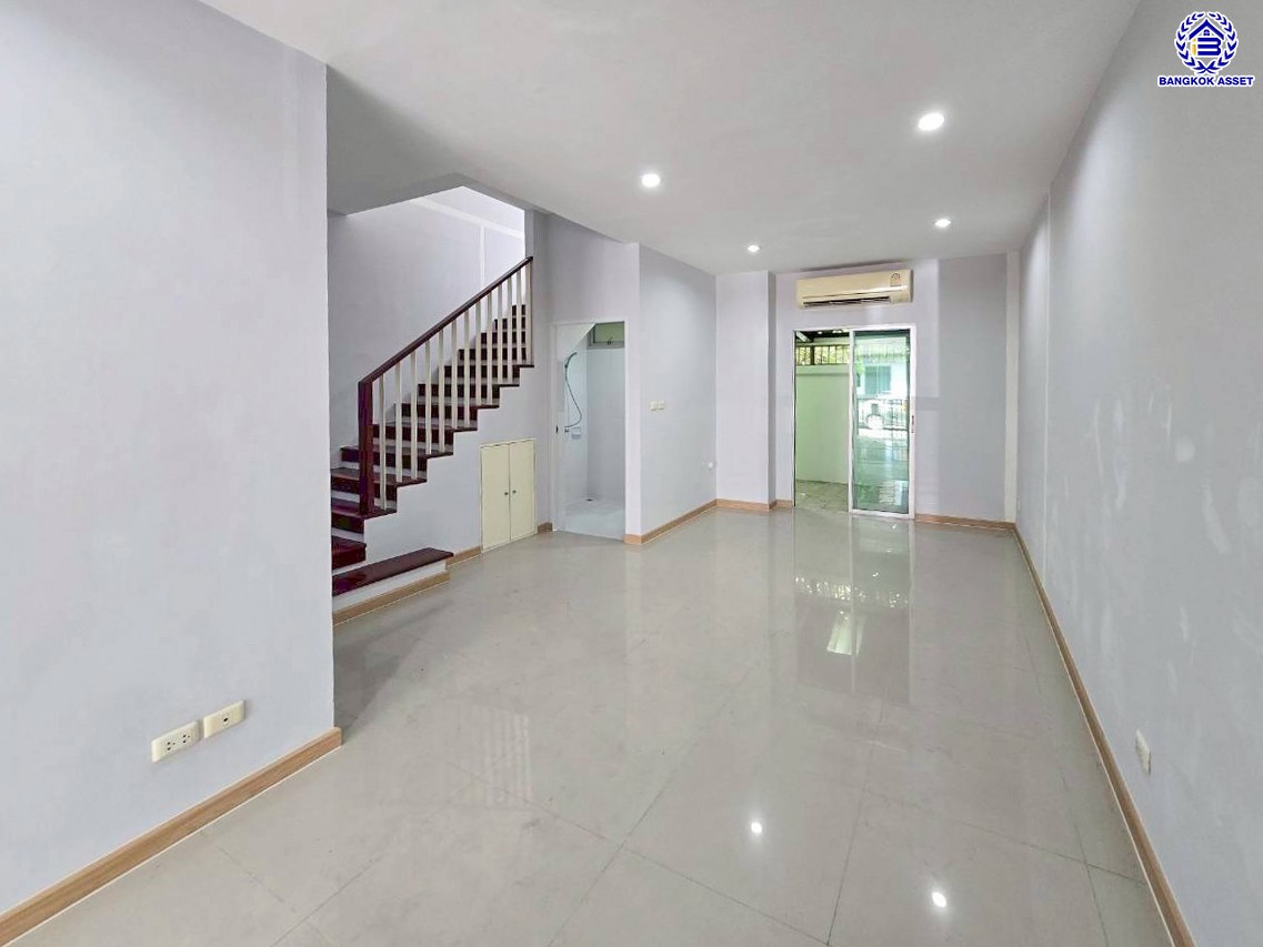 ทาวน์เฮ้าส์มือสองนนทบุรี โครงการ แกรนดิตี้ บางบัวทอง เนื้อที่ 18.10 ตร.ว. พื้นที่ใช้สอย 120 ตร.ม. ฟังก์ชัน 3 ห้องนอน 2 ห้องน้ำ 1 ที่จอดรถ พร้อมเข้าอยู่ได้ทันที เชื่อมต่อถนนกาญจนาภิเษก, ถนนบางกรวย-ไทรน้อย, ถนนราชพฤกษ์ ใกล้รถไฟฟ้าสายสีม่วง "สถานีคลองบางไผ่" ใกล้จุดขึ้นทางด่วน "ศรีรัช" และ ใกล้เซ็นทรัลเวสเกต