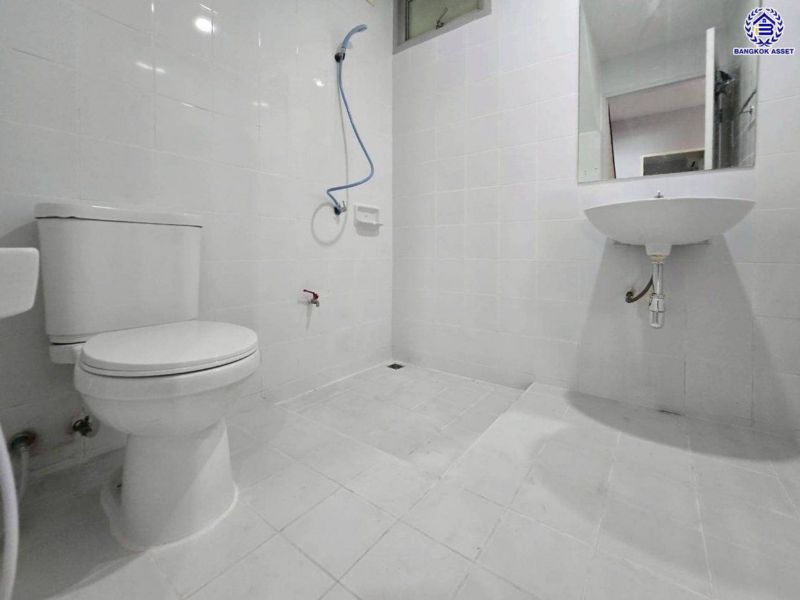 ทาวน์เฮ้าส์มือสองนนทบุรี โครงการ แกรนดิตี้ บางบัวทอง เนื้อที่ 18.10 ตร.ว. พื้นที่ใช้สอย 120 ตร.ม. ฟังก์ชัน 3 ห้องนอน 2 ห้องน้ำ 1 ที่จอดรถ พร้อมเข้าอยู่ได้ทันที เชื่อมต่อถนนกาญจนาภิเษก, ถนนบางกรวย-ไทรน้อย, ถนนราชพฤกษ์ ใกล้รถไฟฟ้าสายสีม่วง "สถานีคลองบางไผ่" ใกล้จุดขึ้นทางด่วน "ศรีรัช" และ ใกล้เซ็นทรัลเวสเกต