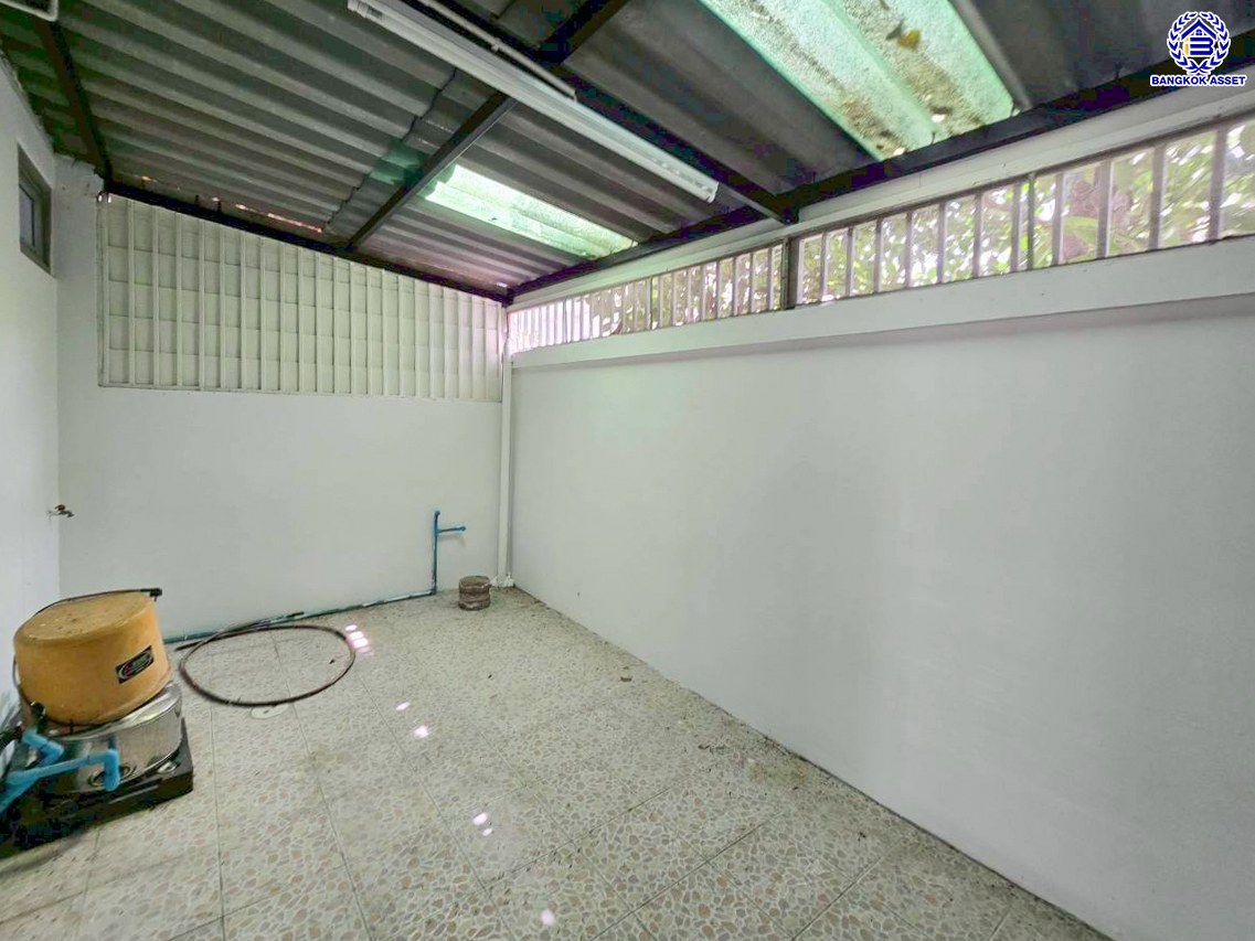 ทาวน์เฮ้าส์มือสองนนทบุรี โครงการ แกรนดิตี้ บางบัวทอง เนื้อที่ 18.10 ตร.ว. พื้นที่ใช้สอย 120 ตร.ม. ฟังก์ชัน 3 ห้องนอน 2 ห้องน้ำ 1 ที่จอดรถ พร้อมเข้าอยู่ได้ทันที เชื่อมต่อถนนกาญจนาภิเษก, ถนนบางกรวย-ไทรน้อย, ถนนราชพฤกษ์ ใกล้รถไฟฟ้าสายสีม่วง "สถานีคลองบางไผ่" ใกล้จุดขึ้นทางด่วน "ศรีรัช" และ ใกล้เซ็นทรัลเวสเกต