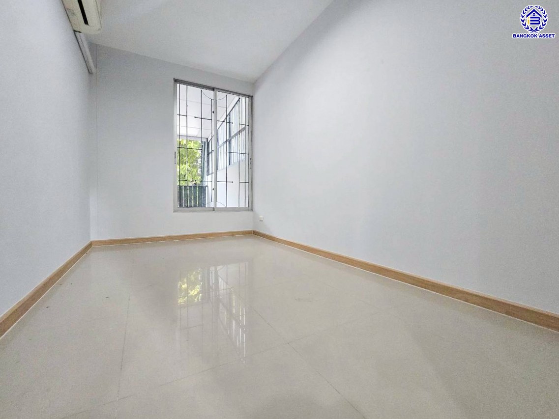 ทาวน์เฮ้าส์มือสองนนทบุรี โครงการ แกรนดิตี้ บางบัวทอง เนื้อที่ 18.10 ตร.ว. พื้นที่ใช้สอย 120 ตร.ม. ฟังก์ชัน 3 ห้องนอน 2 ห้องน้ำ 1 ที่จอดรถ พร้อมเข้าอยู่ได้ทันที เชื่อมต่อถนนกาญจนาภิเษก, ถนนบางกรวย-ไทรน้อย, ถนนราชพฤกษ์ ใกล้รถไฟฟ้าสายสีม่วง "สถานีคลองบางไผ่" ใกล้จุดขึ้นทางด่วน "ศรีรัช" และ ใกล้เซ็นทรัลเวสเกต