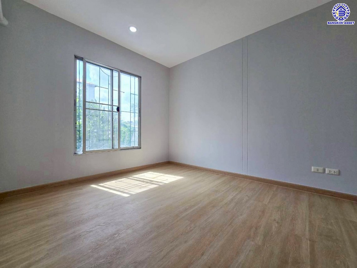 ทาวน์เฮ้าส์มือสองนนทบุรี โครงการ แกรนดิตี้ บางบัวทอง เนื้อที่ 18.10 ตร.ว. พื้นที่ใช้สอย 120 ตร.ม. ฟังก์ชัน 3 ห้องนอน 2 ห้องน้ำ 1 ที่จอดรถ พร้อมเข้าอยู่ได้ทันที เชื่อมต่อถนนกาญจนาภิเษก, ถนนบางกรวย-ไทรน้อย, ถนนราชพฤกษ์ ใกล้รถไฟฟ้าสายสีม่วง "สถานีคลองบางไผ่" ใกล้จุดขึ้นทางด่วน "ศรีรัช" และ ใกล้เซ็นทรัลเวสเกต