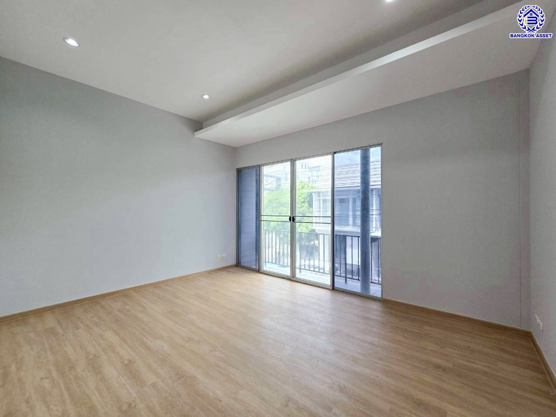 ทาวน์เฮ้าส์มือสองนนทบุรี โครงการ แกรนดิตี้ บางบัวทอง เนื้อที่ 18.10 ตร.ว. พื้นที่ใช้สอย 120 ตร.ม. ฟังก์ชัน 3 ห้องนอน 2 ห้องน้ำ 1 ที่จอดรถ พร้อมเข้าอยู่ได้ทันที เชื่อมต่อถนนกาญจนาภิเษก, ถนนบางกรวย-ไทรน้อย, ถนนราชพฤกษ์ ใกล้รถไฟฟ้าสายสีม่วง "สถานีคลองบางไผ่" ใกล้จุดขึ้นทางด่วน "ศรีรัช" และ ใกล้เซ็นทรัลเวสเกต