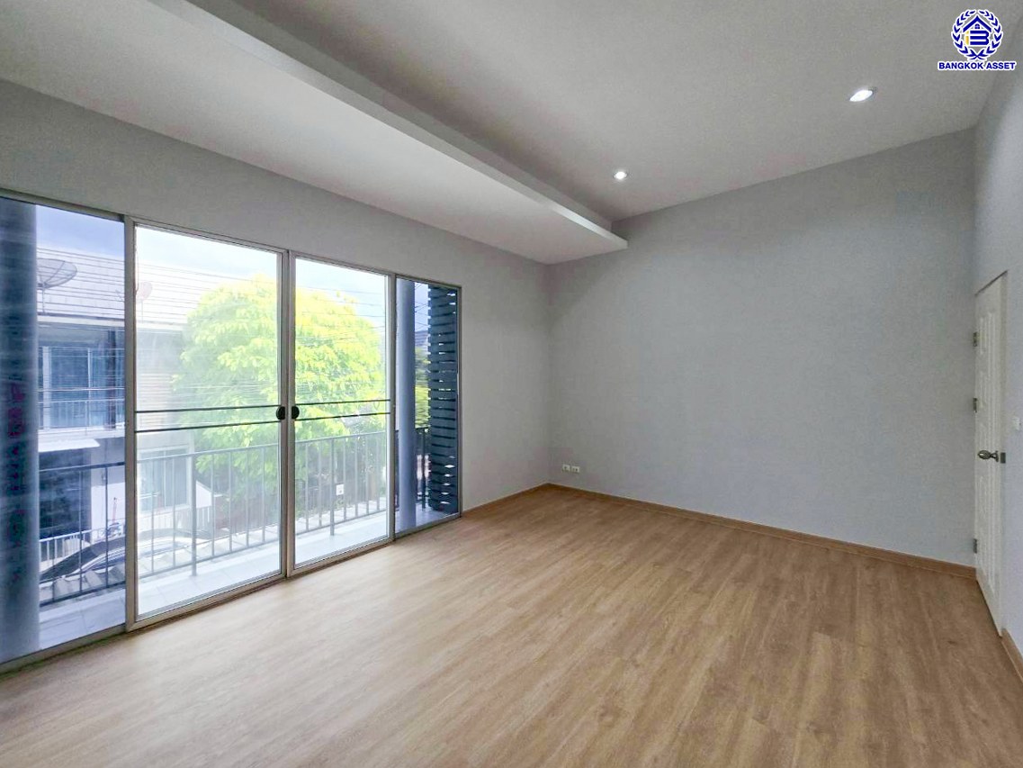 ทาวน์เฮ้าส์มือสองนนทบุรี โครงการ แกรนดิตี้ บางบัวทอง เนื้อที่ 18.10 ตร.ว. พื้นที่ใช้สอย 120 ตร.ม. ฟังก์ชัน 3 ห้องนอน 2 ห้องน้ำ 1 ที่จอดรถ พร้อมเข้าอยู่ได้ทันที เชื่อมต่อถนนกาญจนาภิเษก, ถนนบางกรวย-ไทรน้อย, ถนนราชพฤกษ์ ใกล้รถไฟฟ้าสายสีม่วง "สถานีคลองบางไผ่" ใกล้จุดขึ้นทางด่วน "ศรีรัช" และ ใกล้เซ็นทรัลเวสเกต