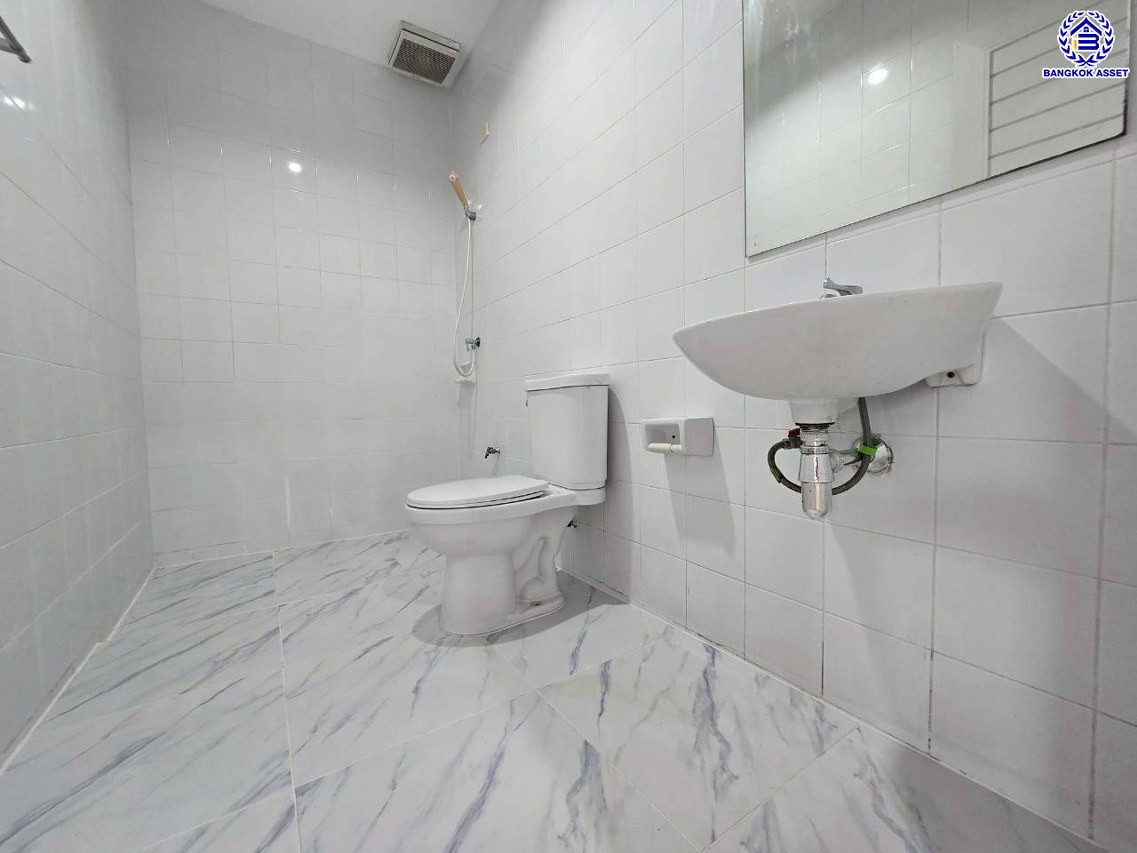 ทาวน์เฮ้าส์มือสองนนทบุรี โครงการ แกรนดิตี้ บางบัวทอง เนื้อที่ 18.10 ตร.ว. พื้นที่ใช้สอย 120 ตร.ม. ฟังก์ชัน 3 ห้องนอน 2 ห้องน้ำ 1 ที่จอดรถ พร้อมเข้าอยู่ได้ทันที เชื่อมต่อถนนกาญจนาภิเษก, ถนนบางกรวย-ไทรน้อย, ถนนราชพฤกษ์ ใกล้รถไฟฟ้าสายสีม่วง "สถานีคลองบางไผ่" ใกล้จุดขึ้นทางด่วน "ศรีรัช" และ ใกล้เซ็นทรัลเวสเกต