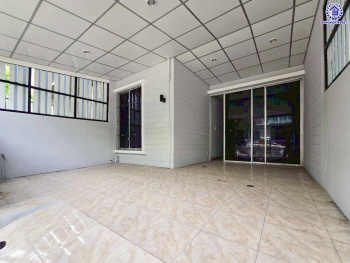 ทาวน์เฮ้าส์มือสองนนทบุรี โครงการ แกรนดิตี้ บางบัวทอง เนื้อที่ 18.10 ตร.ว. พื้นที่ใช้สอย 120 ตร.ม. ฟังก์ชัน 3 ห้องนอน 2 ห้องน้ำ 1 ที่จอดรถ พร้อมเข้าอยู่ได้ทันที เชื่อมต่อถนนกาญจนาภิเษก, ถนนบางกรวย-ไทรน้อย, ถนนราชพฤกษ์ ใกล้รถไฟฟ้าสายสีม่วง "สถานีคลองบางไผ่" ใกล้จุดขึ้นทางด่วน "ศรีรัช" และ ใกล้เซ็นทรัลเวสเกต