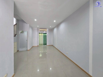 ทาวน์เฮ้าส์มือสองนนทบุรี โครงการ แกรนดิตี้ บางบัวทอง เนื้อที่ 18.10 ตร.ว. พื้นที่ใช้สอย 120 ตร.ม. ฟังก์ชัน 3 ห้องนอน 2 ห้องน้ำ 1 ที่จอดรถ พร้อมเข้าอยู่ได้ทันที เชื่อมต่อถนนกาญจนาภิเษก, ถนนบางกรวย-ไทรน้อย, ถนนราชพฤกษ์ ใกล้รถไฟฟ้าสายสีม่วง "สถานีคลองบางไผ่" ใกล้จุดขึ้นทางด่วน "ศรีรัช" และ ใกล้เซ็นทรัลเวสเกต