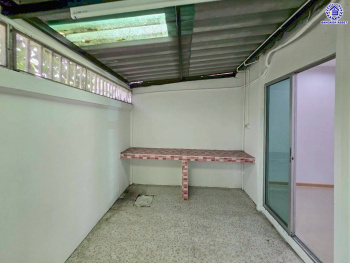 ทาวน์เฮ้าส์มือสองนนทบุรี โครงการ แกรนดิตี้ บางบัวทอง เนื้อที่ 18.10 ตร.ว. พื้นที่ใช้สอย 120 ตร.ม. ฟังก์ชัน 3 ห้องนอน 2 ห้องน้ำ 1 ที่จอดรถ พร้อมเข้าอยู่ได้ทันที เชื่อมต่อถนนกาญจนาภิเษก, ถนนบางกรวย-ไทรน้อย, ถนนราชพฤกษ์ ใกล้รถไฟฟ้าสายสีม่วง "สถานีคลองบางไผ่" ใกล้จุดขึ้นทางด่วน "ศรีรัช" และ ใกล้เซ็นทรัลเวสเกต