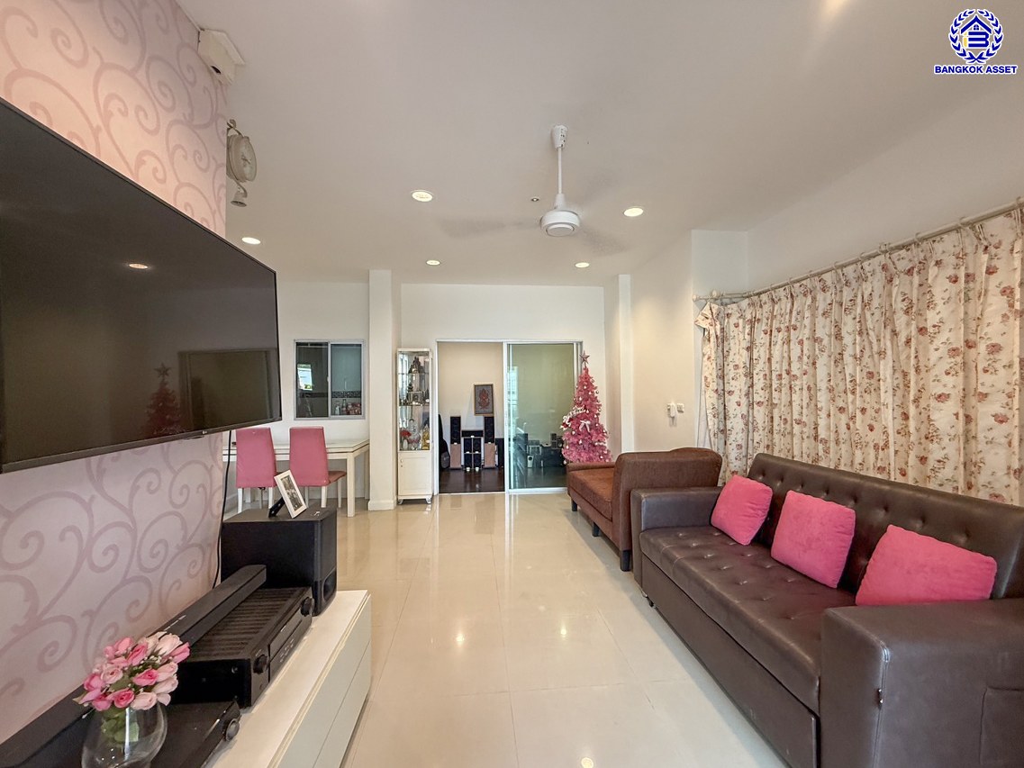 บ้านเดี่ยวมือสองนนทบุรี โครงการ เดอะซิตี้ รัตนาธิเบศร์-แคราย หลังมุม เนื้อที่ 84.40 ตร.ว. พื้นที่ใช้สอย 180 ตร.ม.ฟังก์ชัน 4 ห้องนอน 3 ห้องน้ำ จอดรถได้ถึง 10 คัน บนทำเลศักยภาพ ติดถนนรัตนาธิเบศร์ เชื่อมต่อถนนงามวงศ์วาน, ถนนติวานนท์ และ ใกล้รถไฟฟ้าสายสีม่วง "สถานีสะพานพระนั่งเกล้า"