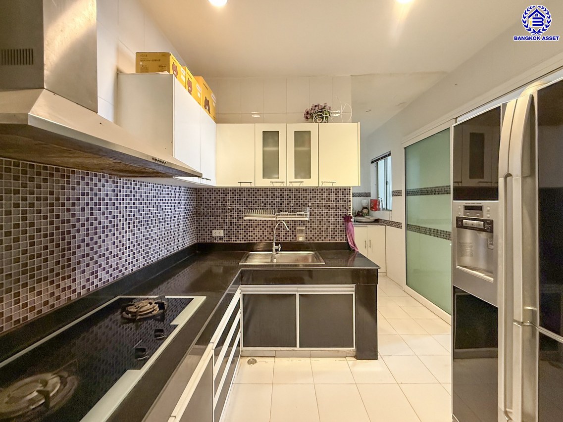 บ้านเดี่ยวมือสองนนทบุรี โครงการ เดอะซิตี้ รัตนาธิเบศร์-แคราย หลังมุม เนื้อที่ 84.40 ตร.ว. พื้นที่ใช้สอย 180 ตร.ม.ฟังก์ชัน 4 ห้องนอน 3 ห้องน้ำ จอดรถได้ถึง 10 คัน บนทำเลศักยภาพ ติดถนนรัตนาธิเบศร์ เชื่อมต่อถนนงามวงศ์วาน, ถนนติวานนท์ และ ใกล้รถไฟฟ้าสายสีม่วง "สถานีสะพานพระนั่งเกล้า"