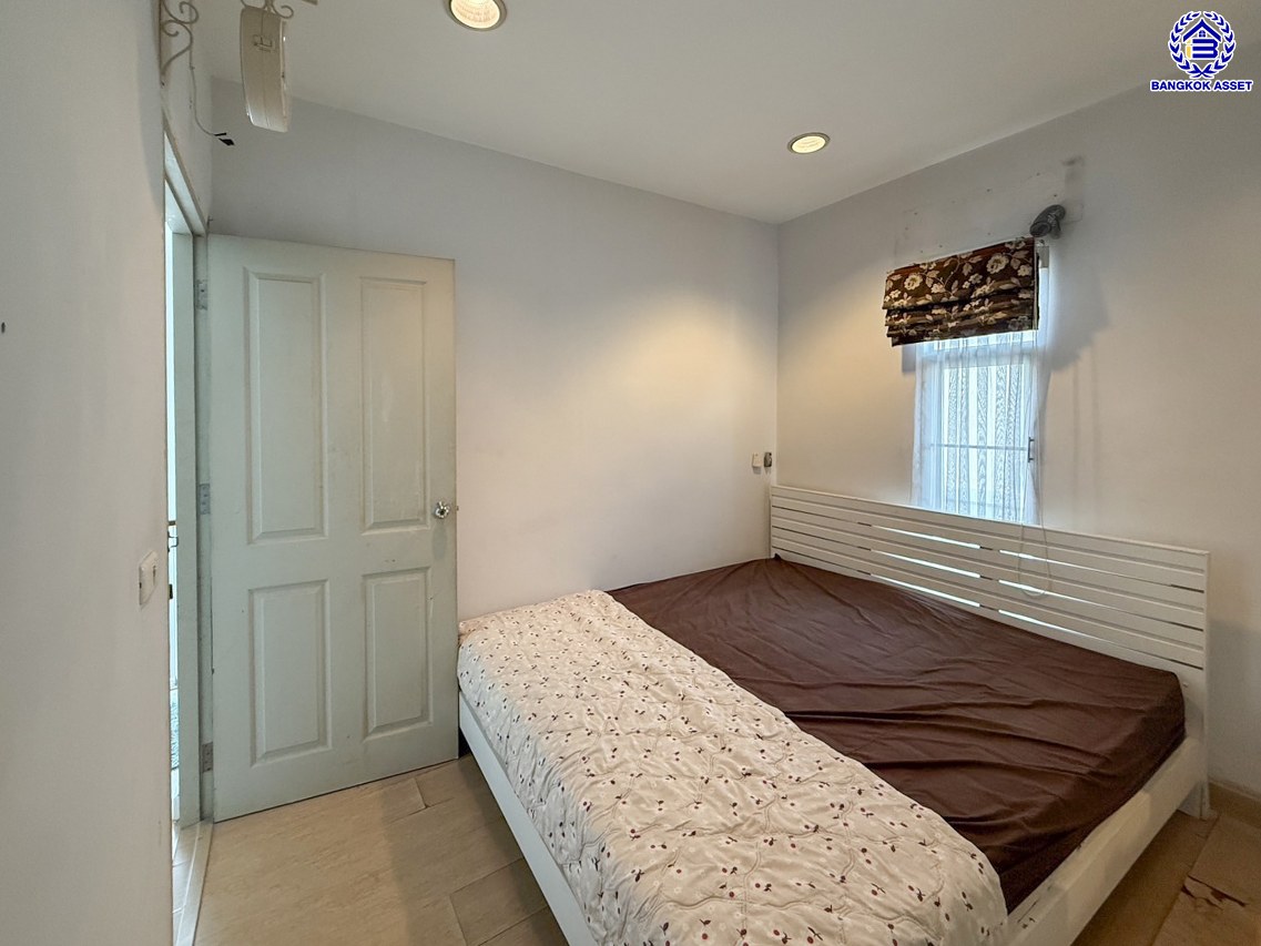 บ้านเดี่ยวมือสองนนทบุรี โครงการ เดอะซิตี้ รัตนาธิเบศร์-แคราย หลังมุม เนื้อที่ 84.40 ตร.ว. พื้นที่ใช้สอย 180 ตร.ม.ฟังก์ชัน 4 ห้องนอน 3 ห้องน้ำ จอดรถได้ถึง 10 คัน บนทำเลศักยภาพ ติดถนนรัตนาธิเบศร์ เชื่อมต่อถนนงามวงศ์วาน, ถนนติวานนท์ และ ใกล้รถไฟฟ้าสายสีม่วง "สถานีสะพานพระนั่งเกล้า"