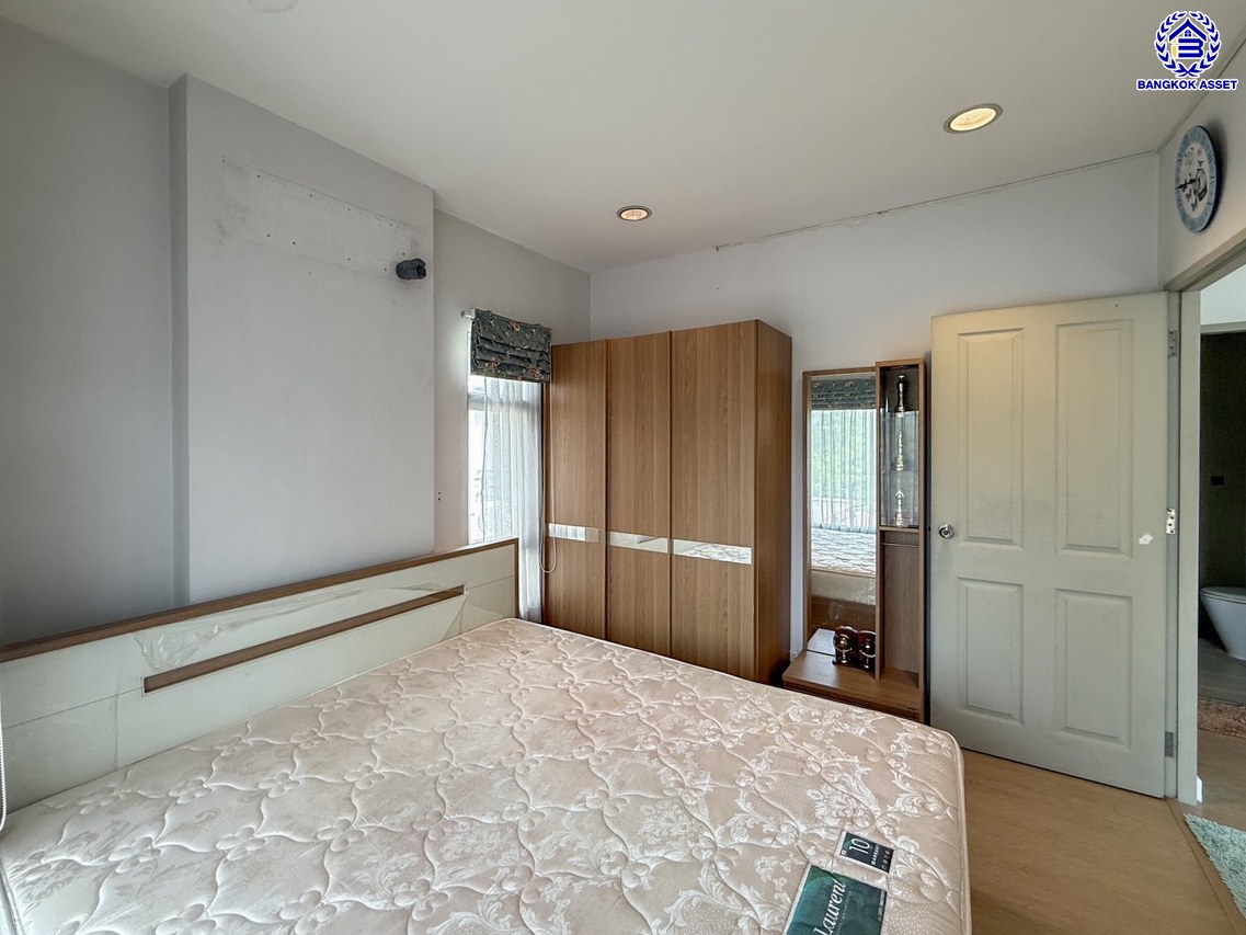 บ้านเดี่ยวมือสองนนทบุรี โครงการ เดอะซิตี้ รัตนาธิเบศร์-แคราย หลังมุม เนื้อที่ 84.40 ตร.ว. พื้นที่ใช้สอย 180 ตร.ม.ฟังก์ชัน 4 ห้องนอน 3 ห้องน้ำ จอดรถได้ถึง 10 คัน บนทำเลศักยภาพ ติดถนนรัตนาธิเบศร์ เชื่อมต่อถนนงามวงศ์วาน, ถนนติวานนท์ และ ใกล้รถไฟฟ้าสายสีม่วง "สถานีสะพานพระนั่งเกล้า"