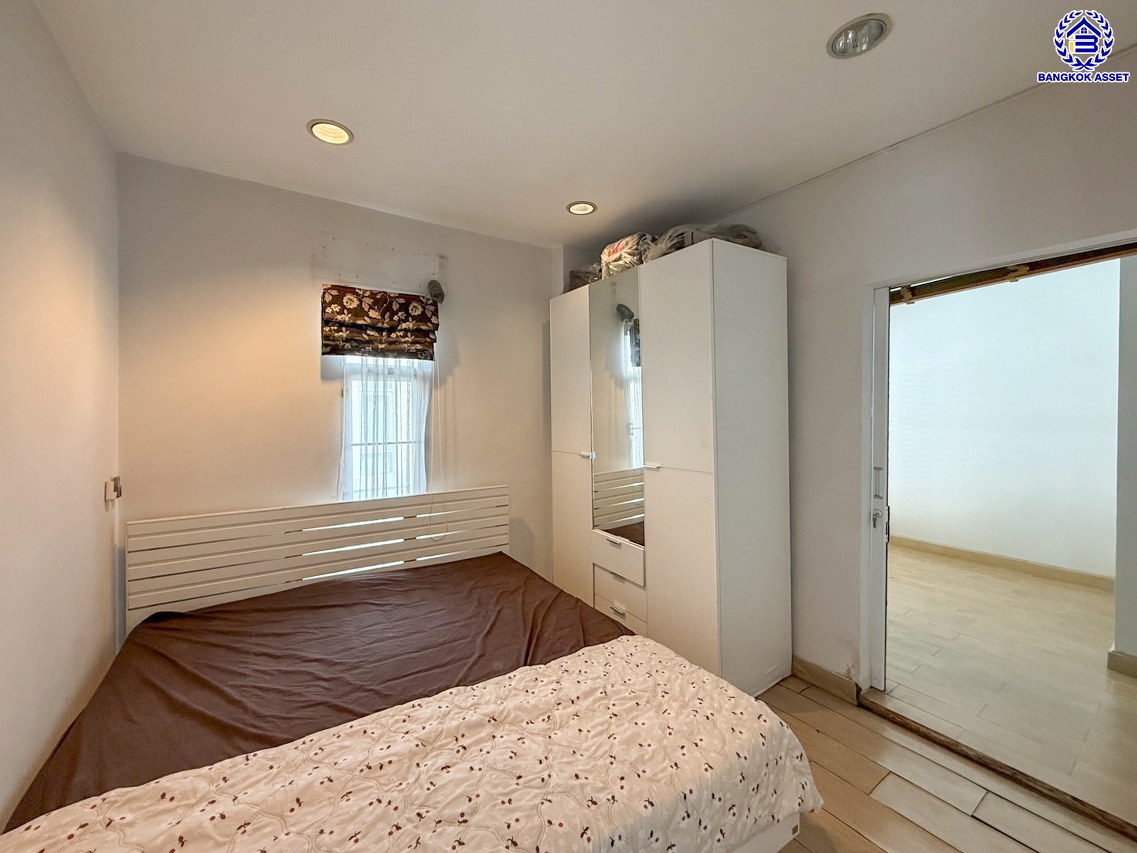 บ้านเดี่ยวมือสองนนทบุรี โครงการ เดอะซิตี้ รัตนาธิเบศร์-แคราย หลังมุม เนื้อที่ 84.40 ตร.ว. พื้นที่ใช้สอย 180 ตร.ม.ฟังก์ชัน 4 ห้องนอน 3 ห้องน้ำ จอดรถได้ถึง 10 คัน บนทำเลศักยภาพ ติดถนนรัตนาธิเบศร์ เชื่อมต่อถนนงามวงศ์วาน, ถนนติวานนท์ และ ใกล้รถไฟฟ้าสายสีม่วง "สถานีสะพานพระนั่งเกล้า"