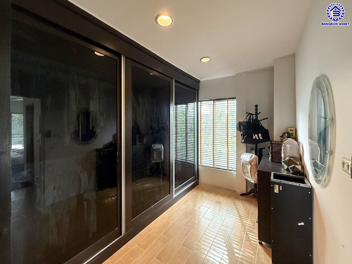 บ้านเดี่ยวมือสองนนทบุรี โครงการ เดอะซิตี้ รัตนาธิเบศร์-แคราย หลังมุม เนื้อที่ 84.40 ตร.ว. พื้นที่ใช้สอย 180 ตร.ม.ฟังก์ชัน 4 ห้องนอน 3 ห้องน้ำ จอดรถได้ถึง 10 คัน บนทำเลศักยภาพ ติดถนนรัตนาธิเบศร์ เชื่อมต่อถนนงามวงศ์วาน, ถนนติวานนท์ และ ใกล้รถไฟฟ้าสายสีม่วง "สถานีสะพานพระนั่งเกล้า"